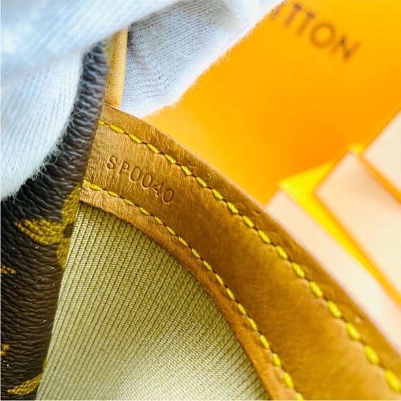 Louis Vuitton Brown Monogram Messenger Bag Unisex - Picture 8 of 9